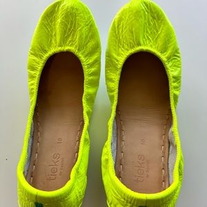 Unmellow Yellow patent leather Tieks
